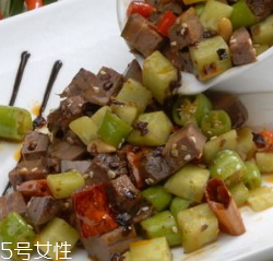 豬心能治心臟病嗎？豬心可以治心臟?。?></p><h3>豬心和什么一起炒好吃</h3><p>青椒炒豬心原料：青椒一只、豬心一只。調(diào)料：鹽、醬油、味精、糖、酒、淀粉、姜片、蒜末。</p><p>1、鍋上火加熱，加入適量油，油略熱，加入青椒塊煸炒，片刻后盛出；</p><p>2、余油加入姜片、蒜末爆香；</p><p>3、加入腌過的豬心煸炒；</p><p>4、豬心變色后，加入青椒塊一起煸炒；</p><p>5、加入味精適量，淋上水淀粉，收汁，撒上適量白胡椒粉，淋上麻油，關(guān)火盛出即可。</p>		</div>
<div align=