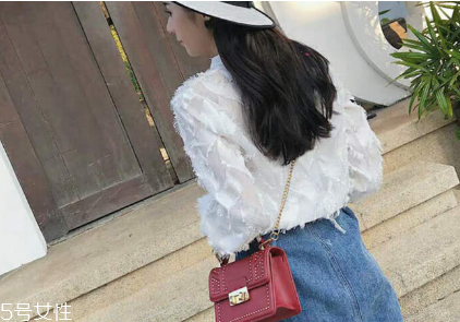 20歲女生背什么包？20多歲女生適合什么包包？