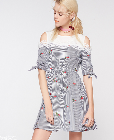 露肩連衣裙怎么搭配？露肩連衣裙搭配圖片