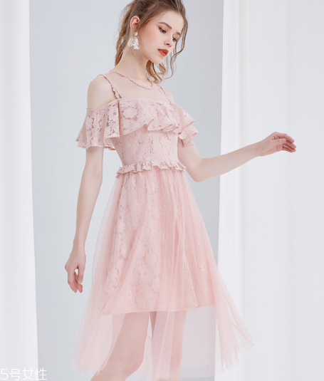 露肩連衣裙怎么搭配？露肩連衣裙搭配圖片