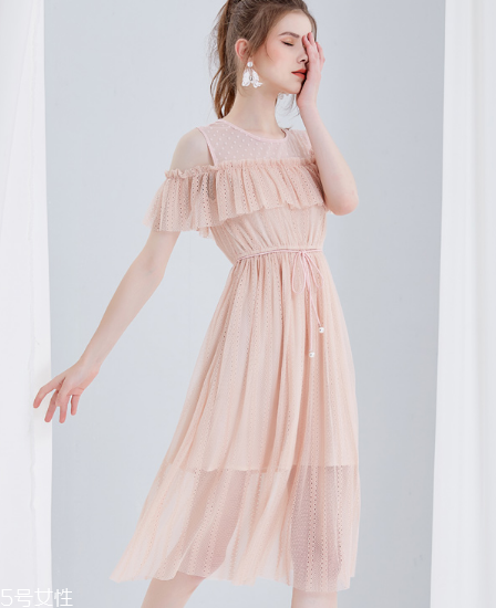 露肩連衣裙怎么搭配？露肩連衣裙搭配圖片