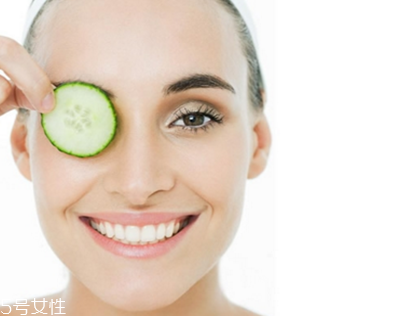 黃瓜敷臉能祛眼袋嗎？黃瓜敷臉有祛眼袋效果嗎？
