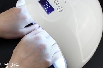 美甲燈會(huì)把手照黑嗎？美甲燈之前要涂防曬霜嗎？