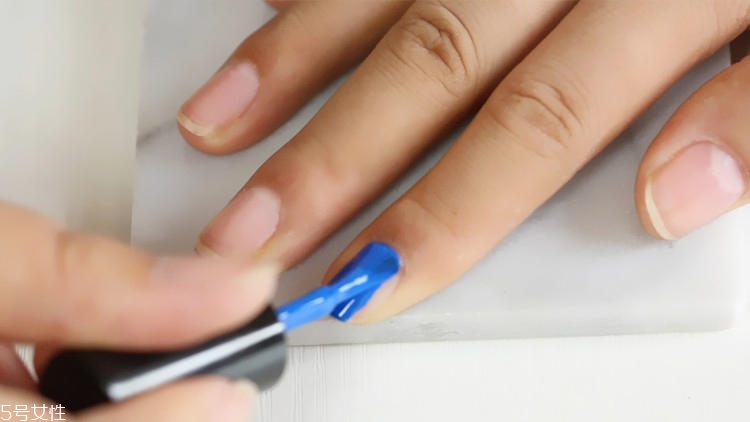 世界杯可樂美甲怎么做？世界杯主題可樂美甲教程