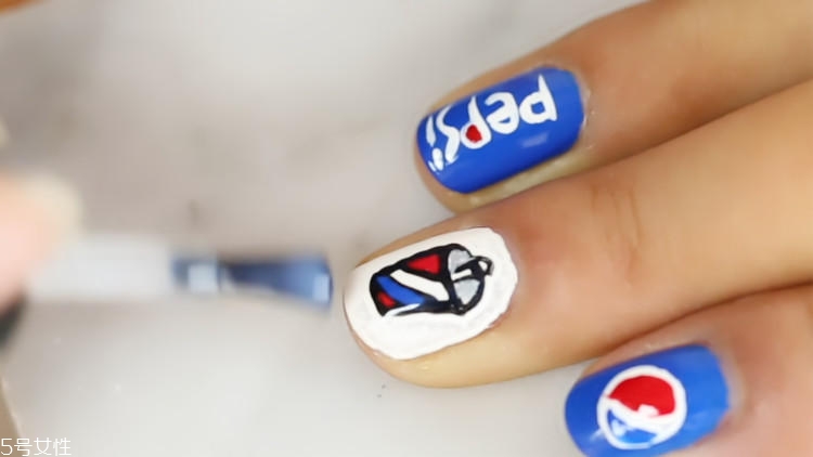世界杯可樂美甲怎么做？世界杯主題可樂美甲教程
