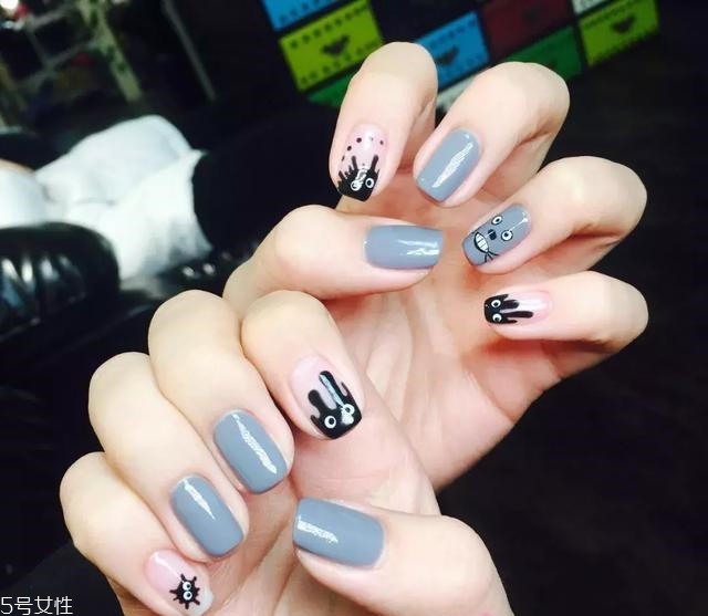 2022奶奶灰跳色美甲圖片 自帶高冷氣場的奶奶灰美甲 2022奶奶灰跳色美甲圖片 自帶高冷氣場的奶奶灰美甲