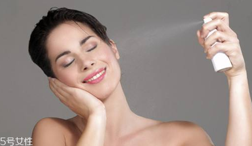 補(bǔ)水噴霧怎么定妝不花妝？補(bǔ)水噴霧的隱藏功能介紹