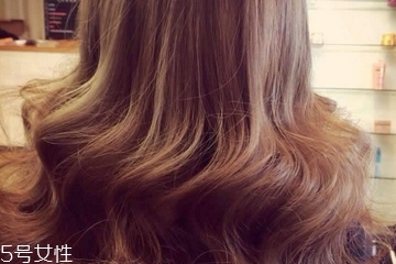 燙發(fā)后怎么打理卷發(fā)？剛燙的卷發(fā)如何打理？