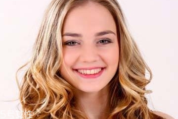 燙發(fā)是冷燙好還是熱燙好？冷燙和熱燙哪個(gè)更自然？