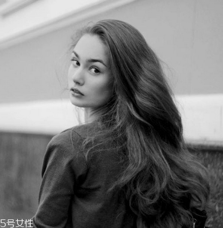 燙發(fā)是冷燙好還是熱燙好？冷燙和熱燙哪個(gè)更自然？