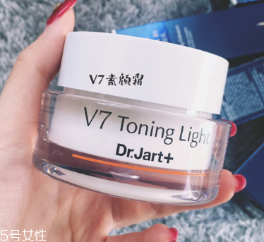 長期用素顏霜會(huì)變黑嗎？長期用素顏霜的后果