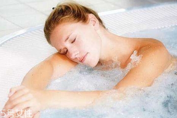 洗澡能減肥嗎？洗澡減肉肉的3種方法