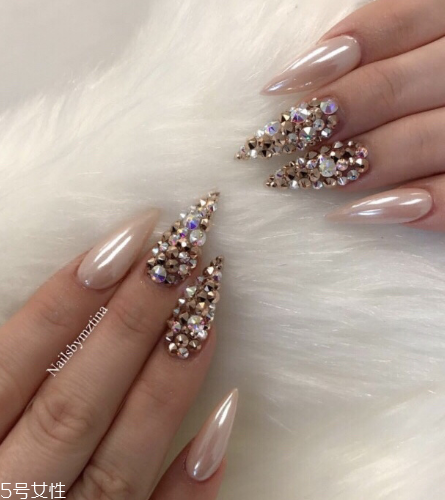 個(gè)性美甲圖片2018 讓人過目難忘的瀟灑酷帥美甲