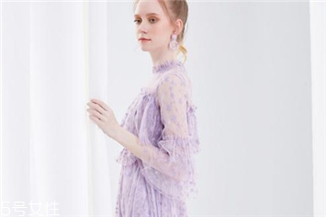 紫色連衣裙怎么搭配？輕松駕馭流行色