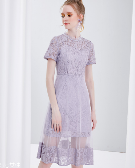 紫色連衣裙怎么搭配？輕松駕馭流行色