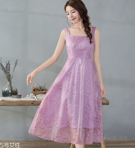 紫色連衣裙怎么搭配？輕松駕馭流行色