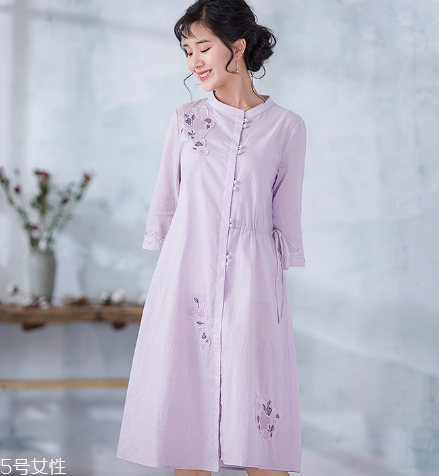 紫色連衣裙怎么搭配？輕松駕馭流行色