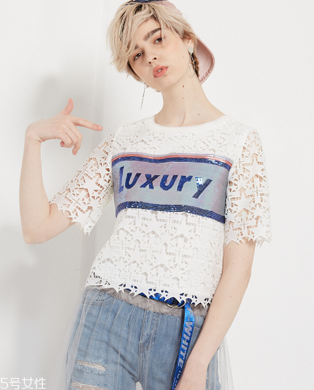 什么顏色衣服顯皮膚白？這樣穿白成一道光