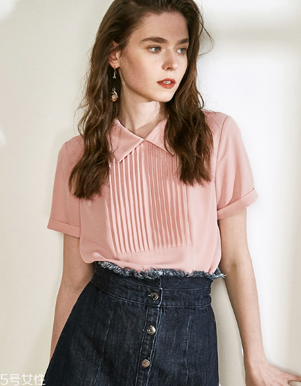 什么顏色衣服顯皮膚白？這樣穿白成一道光