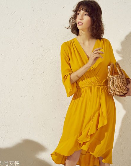 什么顏色衣服顯皮膚白？這樣穿白成一道光