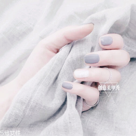 2022奶奶灰跳色美甲圖片 自帶高冷氣場的奶奶灰美甲 2022奶奶灰跳色美甲圖片 自帶高冷氣場的奶奶灰美甲
