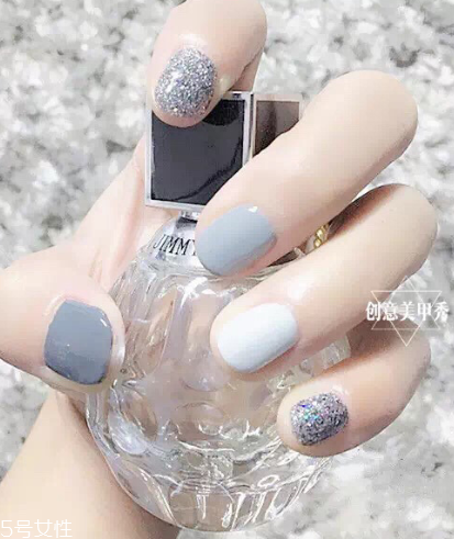 2022奶奶灰跳色美甲圖片 自帶高冷氣場的奶奶灰美甲 2022奶奶灰跳色美甲圖片 自帶高冷氣場的奶奶灰美甲