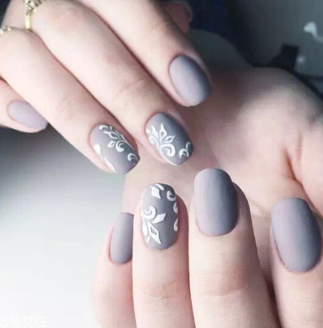 2022奶奶灰跳色美甲圖片 自帶高冷氣場的奶奶灰美甲 2022奶奶灰跳色美甲圖片 自帶高冷氣場的奶奶灰美甲