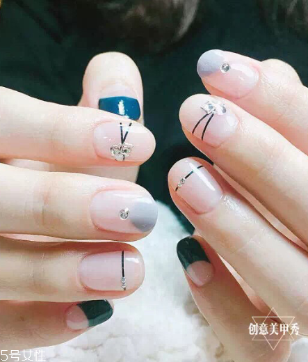 2022奶奶灰跳色美甲圖片 自帶高冷氣場的奶奶灰美甲 2022奶奶灰跳色美甲圖片 自帶高冷氣場的奶奶灰美甲