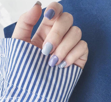 2022奶奶灰跳色美甲圖片 自帶高冷氣場的奶奶灰美甲 2022奶奶灰跳色美甲圖片 自帶高冷氣場的奶奶灰美甲