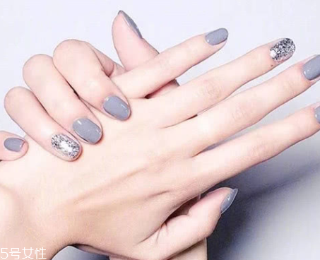 2022奶奶灰跳色美甲圖片 自帶高冷氣場的奶奶灰美甲 2022奶奶灰跳色美甲圖片 自帶高冷氣場的奶奶灰美甲