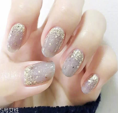 2022奶奶灰跳色美甲圖片 自帶高冷氣場的奶奶灰美甲 2022奶奶灰跳色美甲圖片 自帶高冷氣場的奶奶灰美甲