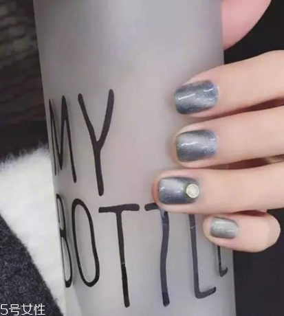 2022奶奶灰跳色美甲圖片 自帶高冷氣場的奶奶灰美甲 2022奶奶灰跳色美甲圖片 自帶高冷氣場的奶奶灰美甲