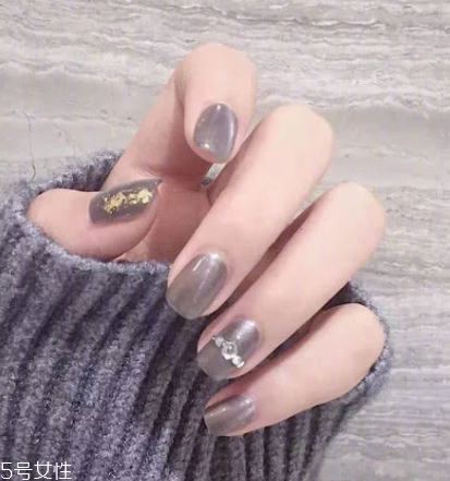 2022奶奶灰跳色美甲圖片 自帶高冷氣場的奶奶灰美甲 2022奶奶灰跳色美甲圖片 自帶高冷氣場的奶奶灰美甲