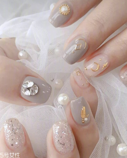 2022奶奶灰跳色美甲圖片 自帶高冷氣場的奶奶灰美甲 2022奶奶灰跳色美甲圖片 自帶高冷氣場的奶奶灰美甲