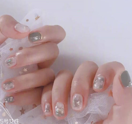 2022奶奶灰跳色美甲圖片 自帶高冷氣場的奶奶灰美甲 2022奶奶灰跳色美甲圖片 自帶高冷氣場的奶奶灰美甲