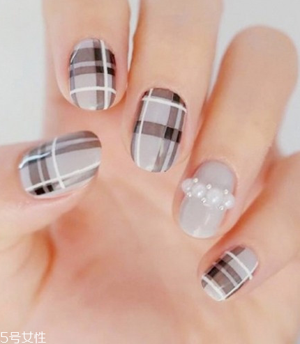 2022奶奶灰跳色美甲圖片 自帶高冷氣場的奶奶灰美甲 2022奶奶灰跳色美甲圖片 自帶高冷氣場的奶奶灰美甲