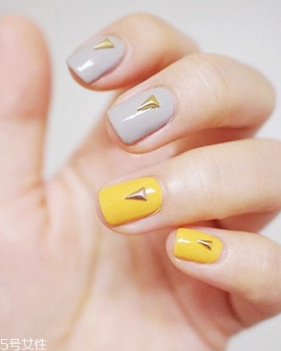 2022奶奶灰跳色美甲圖片 自帶高冷氣場的奶奶灰美甲 2022奶奶灰跳色美甲圖片 自帶高冷氣場的奶奶灰美甲