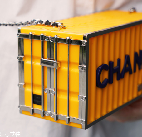chanel集裝箱多少錢？香奈兒集裝箱包包正品價(jià)格
