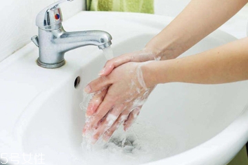 手比臉白是什么原因？手比臉白怎么回事？