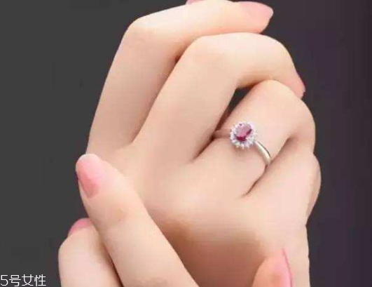 手比臉白是什么原因？手比臉白怎么回事？