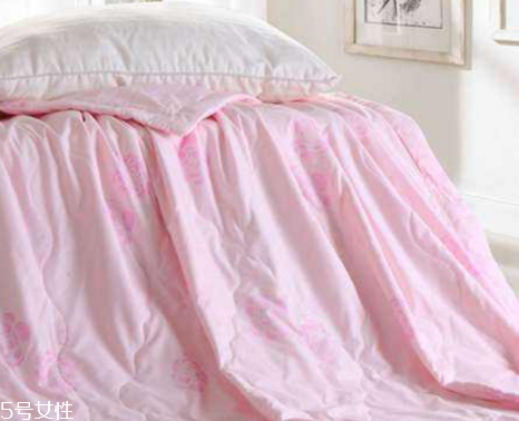 空調(diào)被可以用洗衣機(jī)洗嗎？要看不同材質(zhì)