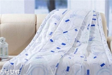 空調(diào)被可以用洗衣機(jī)洗嗎？要看不同材質(zhì)