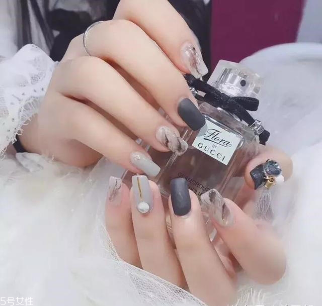 2022奶奶灰跳色美甲圖片 自帶高冷氣場的奶奶灰美甲 2022奶奶灰跳色美甲圖片 自帶高冷氣場的奶奶灰美甲