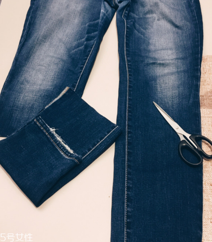 舊牛仔褲怎么改好看？只需幾步立馬變身時(shí)尚褲子