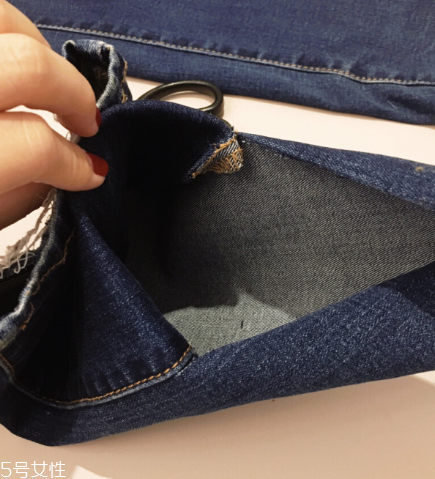 舊牛仔褲怎么改好看？只需幾步立馬變身時(shí)尚褲子