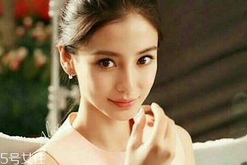 染發(fā)會使頭發(fā)變白嗎？頭發(fā)變白不是染發(fā)的鍋