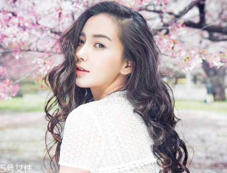 染發(fā)會使頭發(fā)變白嗎？頭發(fā)變白不是染發(fā)的鍋