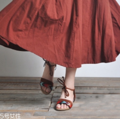 棉麻長裙配什么鞋子？除了小白鞋還有這些