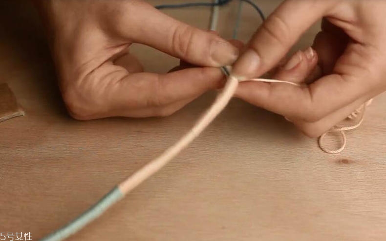 手工項鏈怎么做？彩色毛線編文藝范項鏈