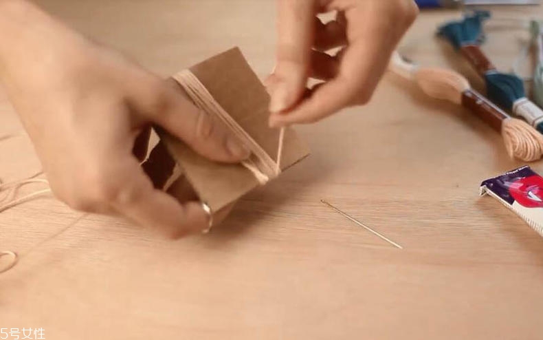 手工項鏈怎么做？彩色毛線編文藝范項鏈